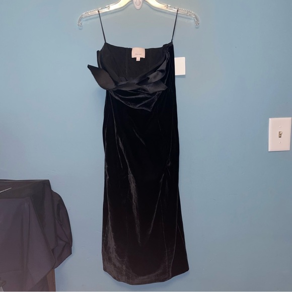 Cinq a Sept Marceau Velvet Cocktail Dress
Strapless Midi Dress Size 2 - Picture 2 of 10
